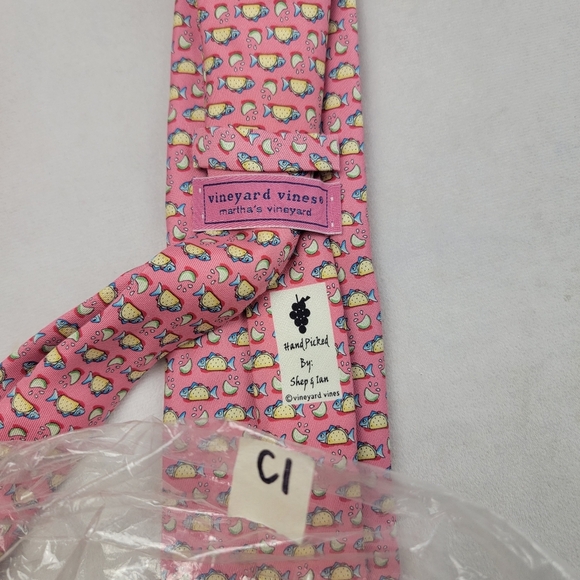 Vinyard Vines Martha's Vinyard fish taco pink necktie 3.5" wide - Picture 3 of 3